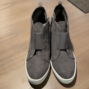 Gray suede booties with zipper never worn